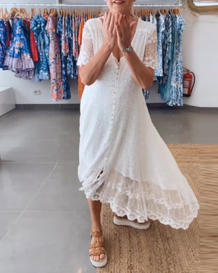 Zwiewna sukienka z głębokim dekoltem w kształcie litery V