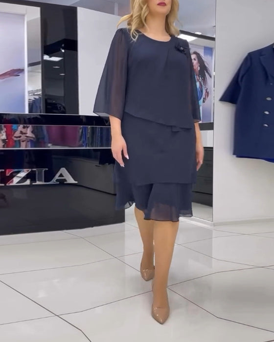 Elegancka sukienka w jednolitym kolorze z nieregularnym patchworkiem