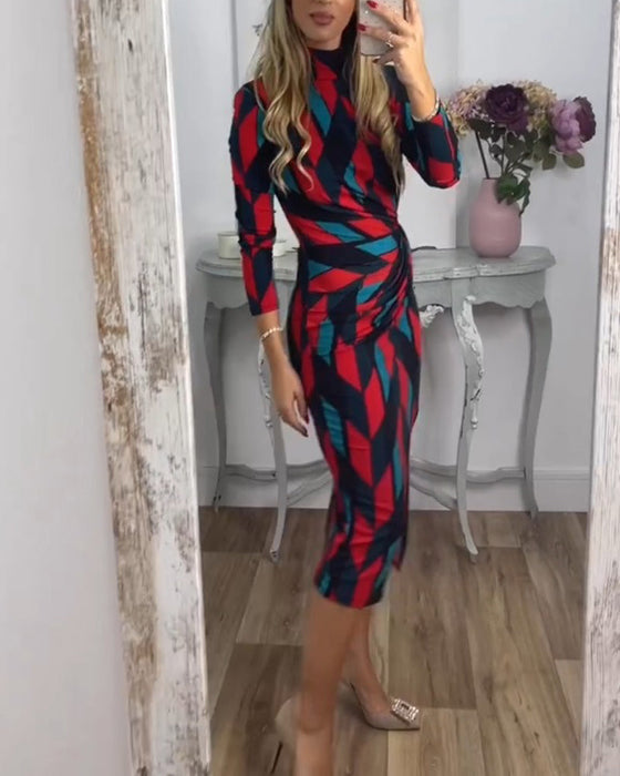 Sukienka z rozcięciem i wzorem w romby