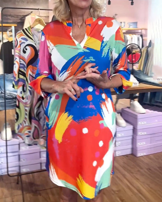 Elegancka sukienka z kolorowym nadrukiem i dekoltem w kształcie litery V