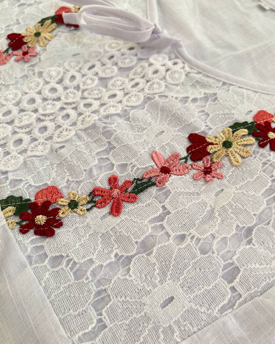 Koronkowa bluzka w jednolitym kolorze