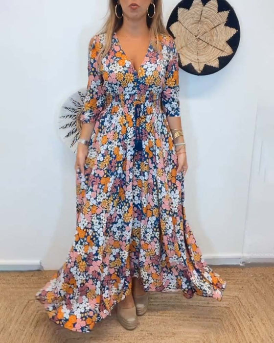 Sukienka z głębokim dekoltem w kształcie litery V i kwiatowymi motywami