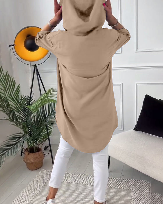 Płaszcz z kapturem i nadrukiem w litery zapinany na guziki