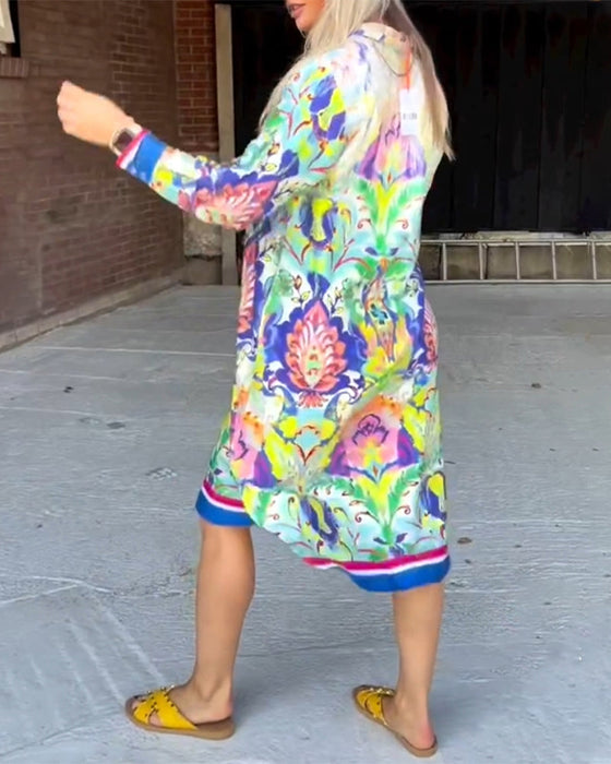 Luźna sukienka z nadrukiem z dekoltem w szpic