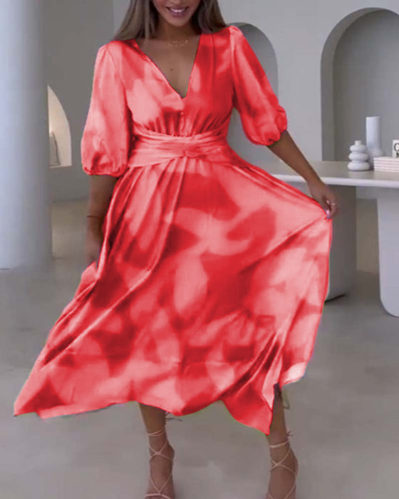 Elegancka sukienka z głębokim dekoltem w kształcie litery V z nadrukiem