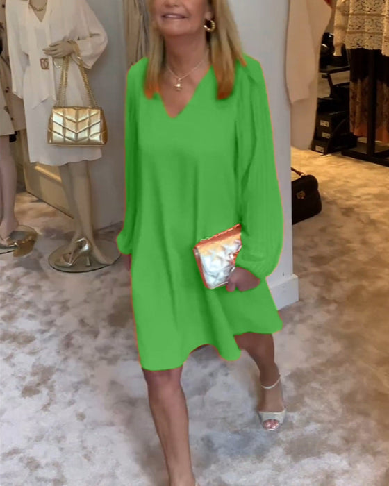Sukienka w jednolitym kolorze z rękawami typu lampion i dekoltem w kształcie litery V