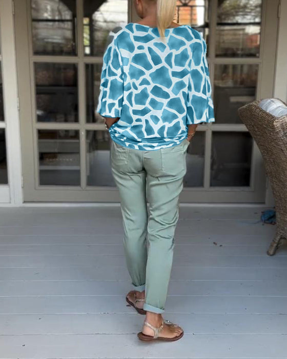 Elegancka bluzka z nadrukiem i dekoltem w kształcie litery V z rękawami nietoperzowymi