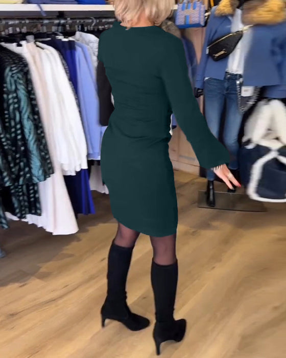 Sukienka z dekoltem w kształcie litery V i rozszerzanym rękawem