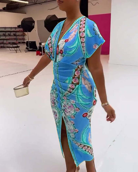 Sukienka z głębokim dekoltem w kształcie litery V i nadrukiem w talii