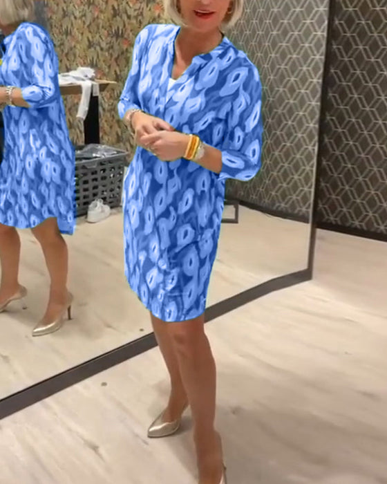 Sukienka z dekoltem w kształcie litery V i rękawami 3/4 z nadrukiem