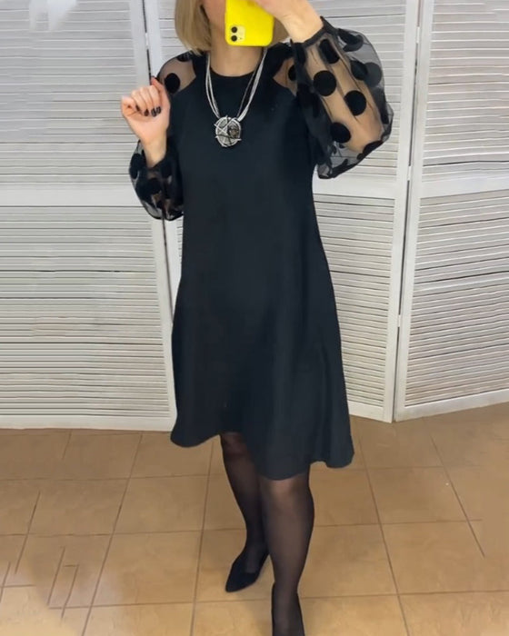 Sukienka o eleganckim fasonie i wzorze w groszki