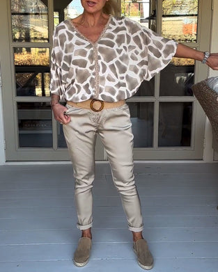Elegancka bluzka z nadrukiem i dekoltem w kształcie litery V z rękawami nietoperzowymi