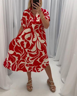 Sukienka z kontrastowym nadrukiem i rozcięciami