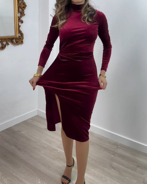 Elegancka aksamitna sukienka z rozcięciem z boku