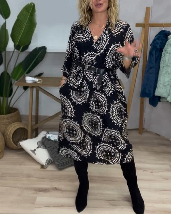 Sukienka z dekoltem w kształcie litery V i długim rękawem