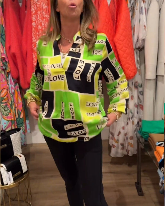 Bluzka z dekoltem w kształcie litery V i nadrukiem w litery