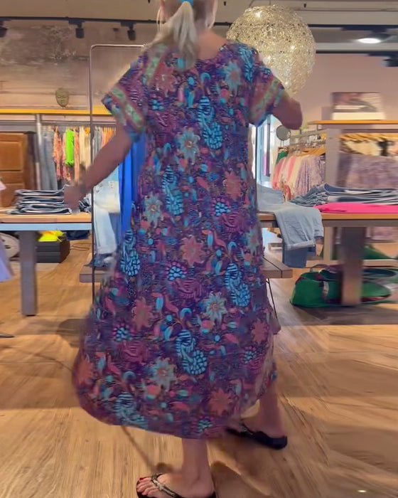 Długa sukienka z krótkim rękawem i okrągłym dekoltem z nadrukiem