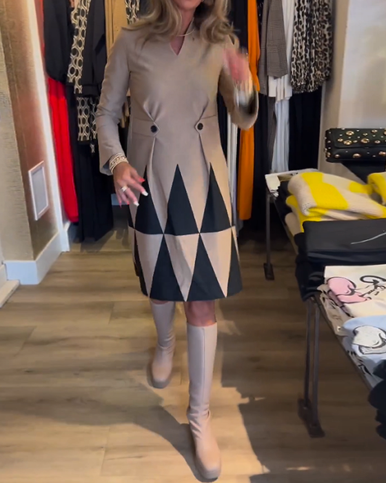 Elegancka sukienka z geometrycznym nadrukiem