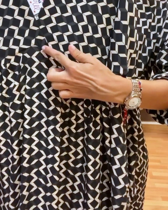 Sukienka na co dzień z geometrycznym nadrukiem i dekoltem w kształcie litery V