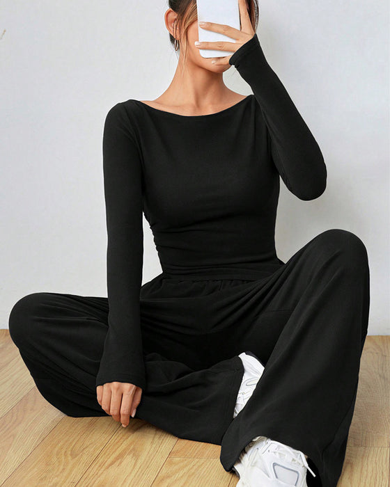 Dwuczęściowy komplet - top w jednolitym kolorze i spodnie z szerokimi nogawkami