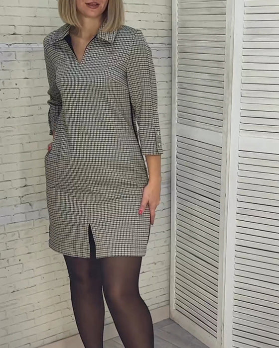 Sukienka z dekoltem w kształcie litery V i długim rękawem i rozcięciem