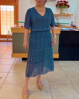 Luźna sukienka ze średnim rękawem i dekoltem w kształcie litery V