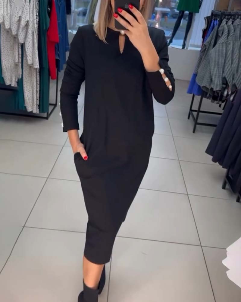 Elegancka sukienka zapinana na perłowe guziki