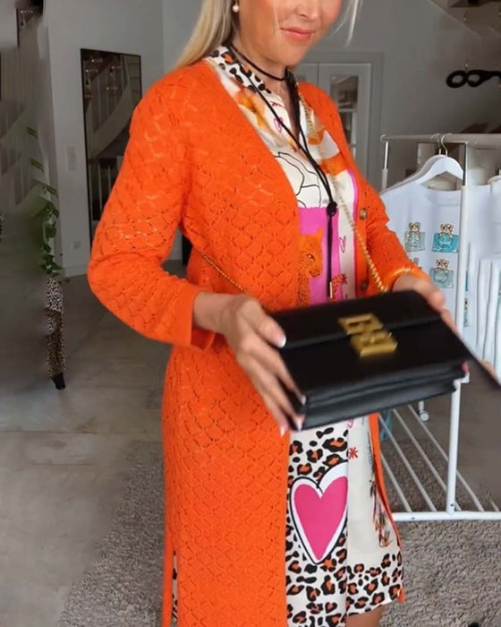 Sukienka w panterkę z dekoltem w kształcie litery V