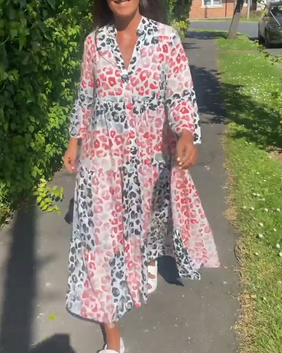 Sukienka z falbaną i nadrukiem z dekoltem w kształcie litery V