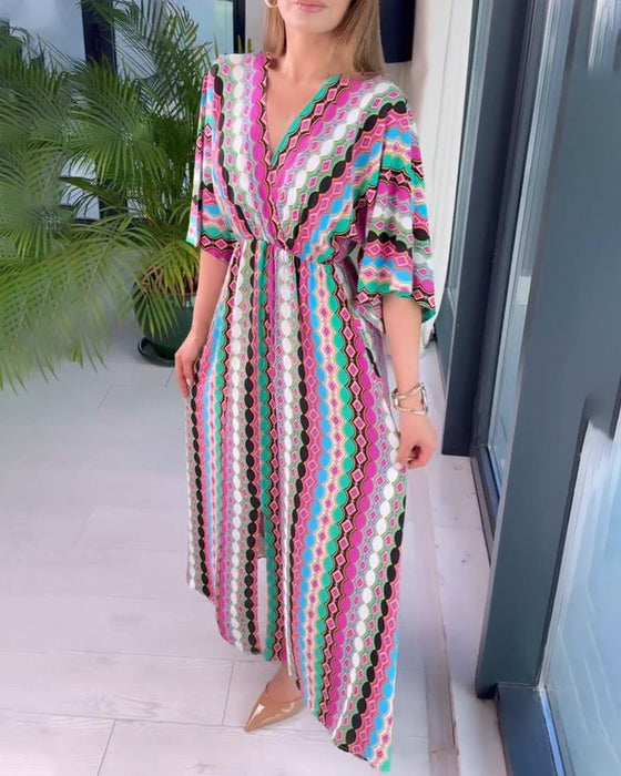 Kolorowa patchworkowa sukienka z dekoltem w kształcie litery V i rękawami trzy czwarte