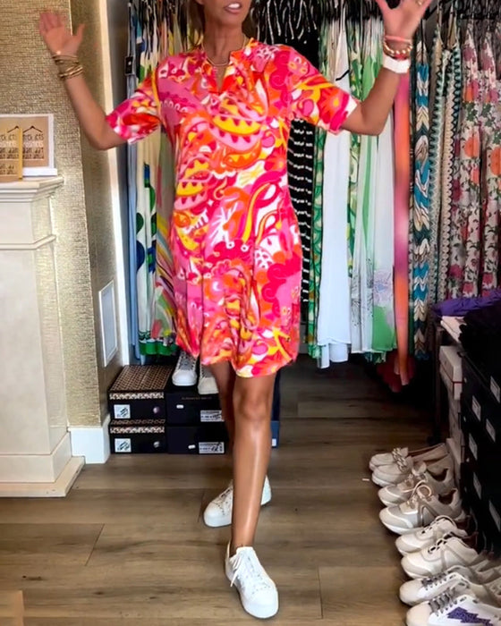 Sukienka z kieszeniami i nadrukiem z krótkim rękawkiem