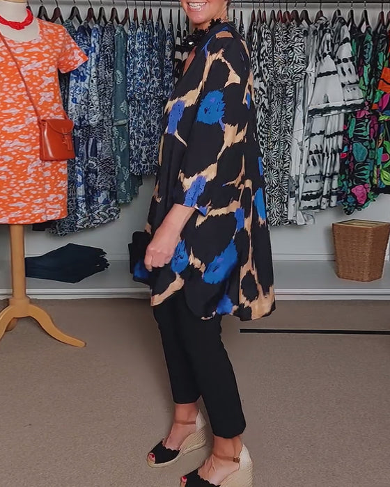 Bluzka z kontrastowym nadrukiem dekoltem w serek swobodnym krojem i długim rękawem