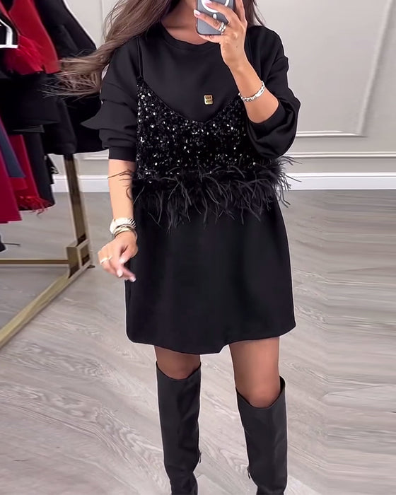 Modna jednokolorowa sukienka z cekinami i piórami