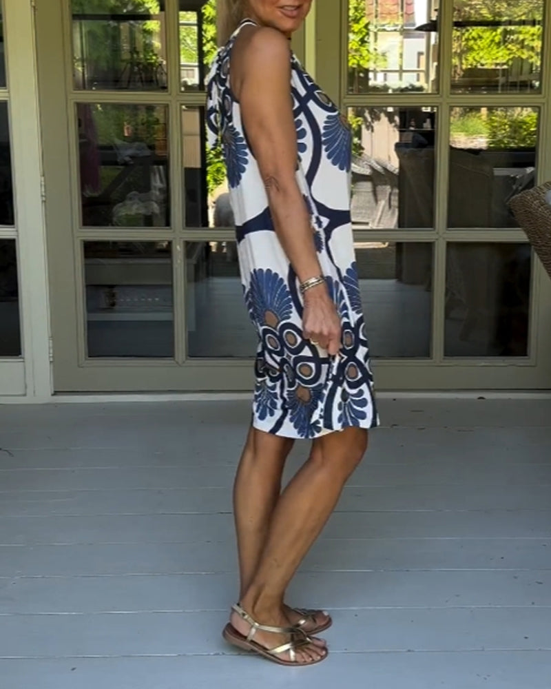 Sukienka z dekoltem i nadrukiem w stylu vintage