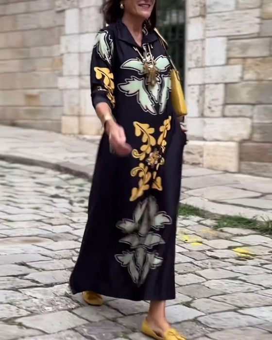 Modna sukienka z nadrukiem z klapami