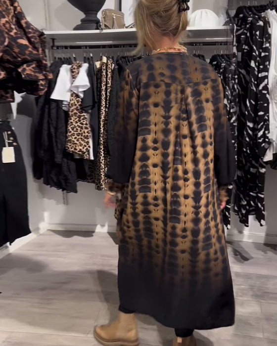 Gradientowa sukienka z długim rękawem i dekoltem w serek