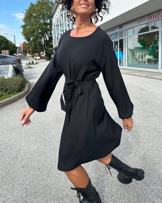 Sukienka w jednolitym kolorze z paskiem