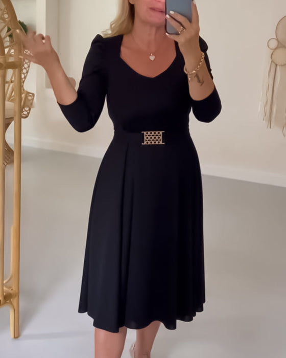 Sukienka w jednolitym kolorze z pięknym paskiem