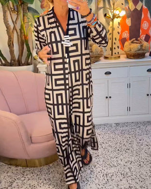 Sukienka z geometrycznym nadrukiem i dekoltem w kształcie litery V