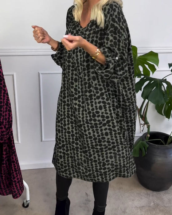 Sukienka w stylu retro w kropki z dekoltem w kształcie litery V