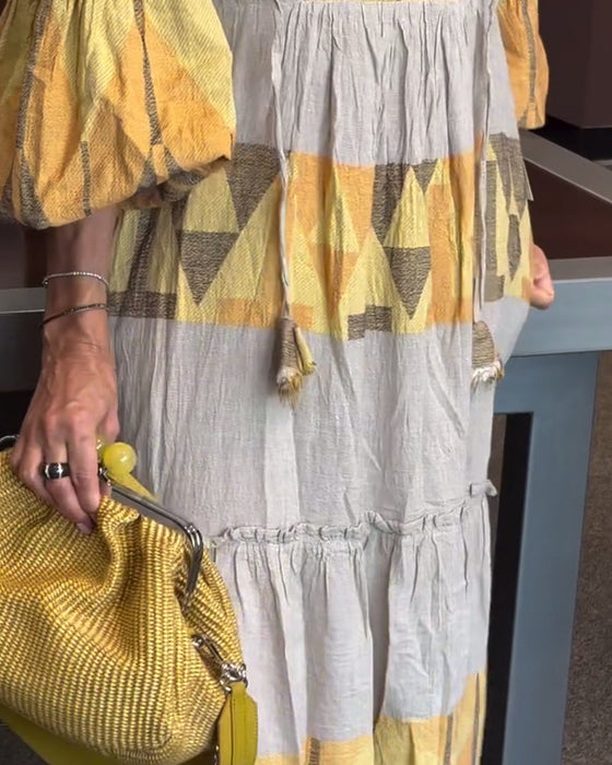 Luźna sukienka z nadrukiem rękawami dzwonkowymi i dekoltem w kształcie litery V