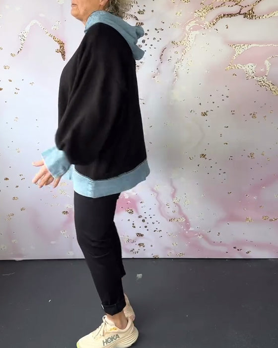 Swobodna bluza z kapturem w kontrastowym kolorze z rękawami typu latarnia