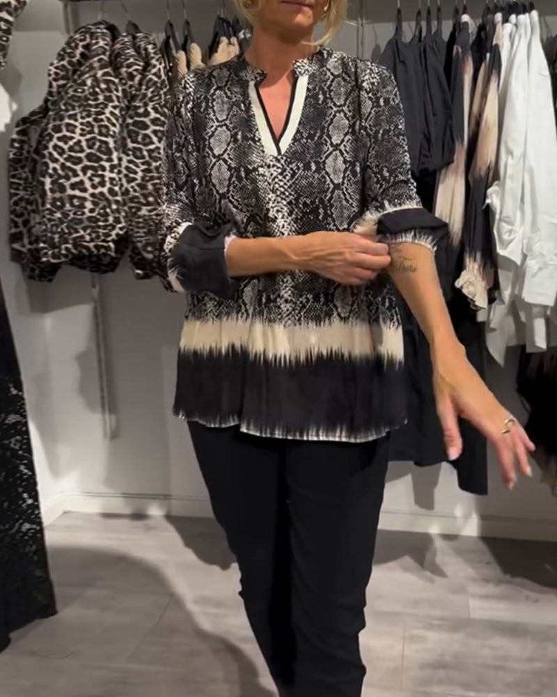 Bluzka z dekoltem w kształcie litery V wzorem węża i blokami kolorów