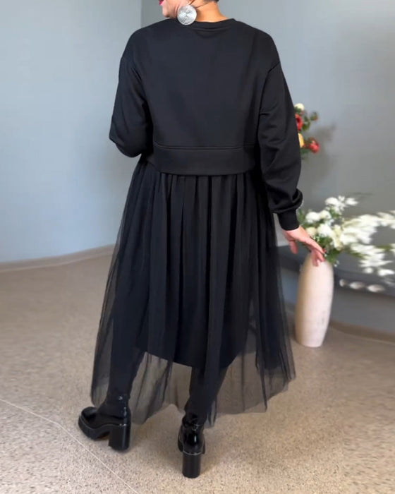 Nieregularne siateczkowe przeszycia w jednolitym kolorze i elegancka sukienka