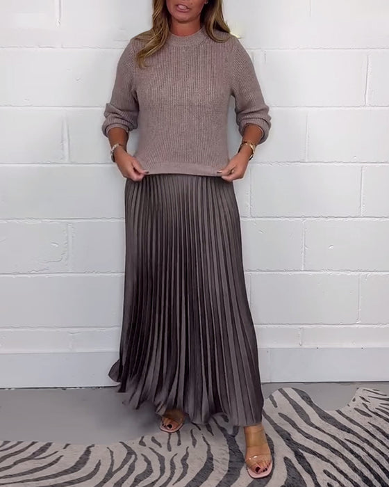 Swobodna kontrastowa sukienka z plisami w kolorze patchworkowym