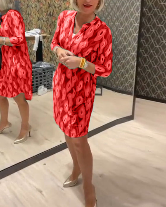 Sukienka z dekoltem w kształcie litery V i rękawami 3/4 z nadrukiem