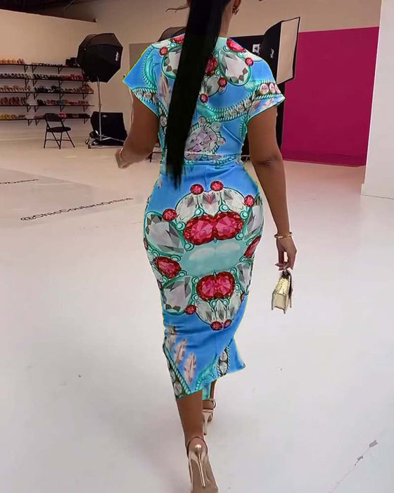 Sukienka z głębokim dekoltem w kształcie litery V i nadrukiem w talii