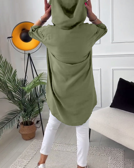 Płaszcz z kapturem i nadrukiem w litery zapinany na guziki