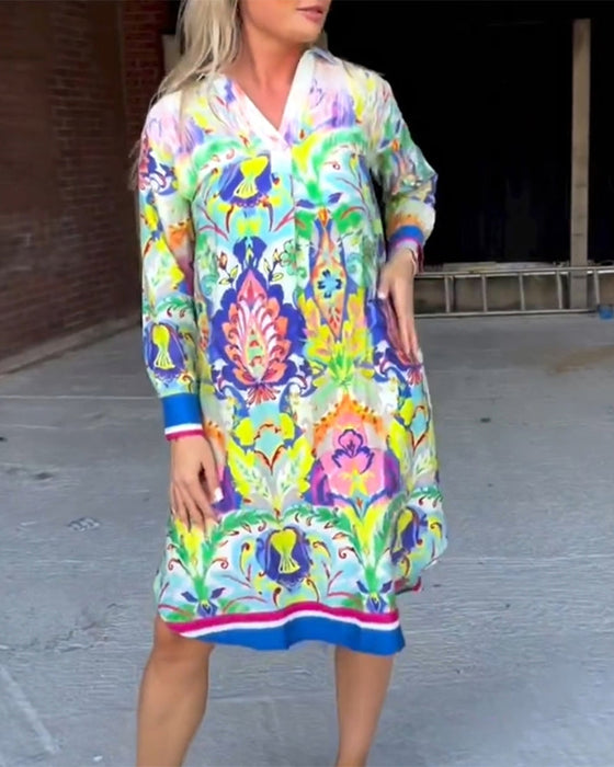 Luźna sukienka z nadrukiem z dekoltem w szpic