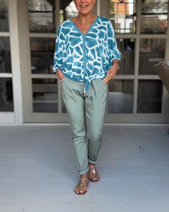 Elegancka bluzka z nadrukiem i dekoltem w kształcie litery V z rękawami nietoperzowymi